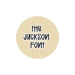 Op de afbeelding: Een ronde sticker met een beige gestreepte achtergrond en de tekst "THE JACKSON FONT" in zwart, omlijnd met wit. De sticker heeft een licht verweerde, vintage uitstraling met kleine spikkels.