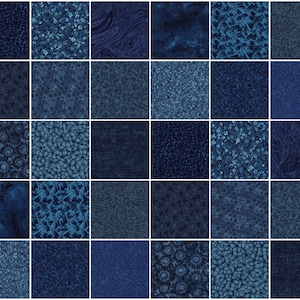 Puede incluir: Una colección de treinta muestras de tela cuadradas con varios patrones en azul oscuro, incluyendo estampados florales, diseños de mármol, tejidos texturizados y motivos abstractos dispuestos en una cuadrícula con tonos azul marino e índigo.