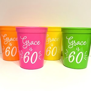 Bicchieri per feste di compleanno da 16 once, personalizzabili con nome, colore e età, bicchieri da stadio in plastica, decorazioni e bomboniere per feste di buon compleanno
