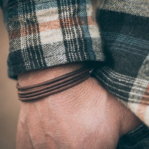 Herrläderarmband, lädersnöresarmband, herrlädermanschett, surfarmband, antikvitetsbrun, multi-wrap, surf, rustik, bohemisk, robust