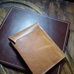 Cartera EDC de bolsillo frontal hecha a mano "Theodemir" con cuero curtido vegetal natural Horween Dublin (TH02)
