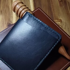 Cartera de bolsillo trasero "Heinrich" hecha a mano con pieles italianas de primera calidad de grano completo de curtido vegetal de color negro Buttero y Ortensia Pueblo (HR01)