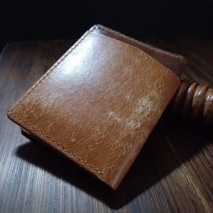 Cartera de bolsillo trasero "Konrad" hecha a mano con cuero italiano de grano completo curtido vegetal Gaucho Oil Buffed (KR01)