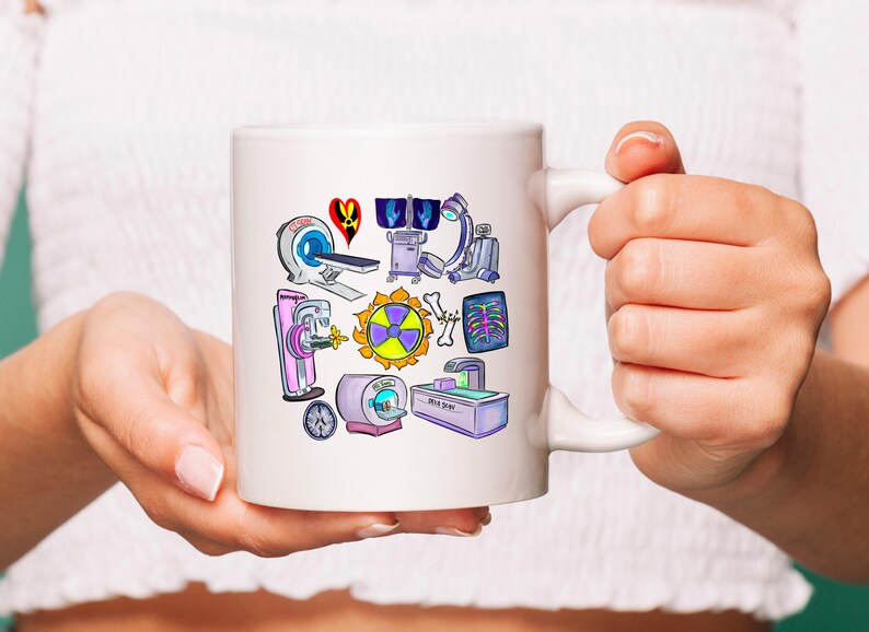 K&ouml;nnte beinhalten: Wei&szlig;e Keramiktasse mit einem bunten Cartoon-Design von medizinischen Ger&auml;ten, darunter ein R&ouml;ntgenapparat, ein CT-Scanner und ein Strahlungssymbol.