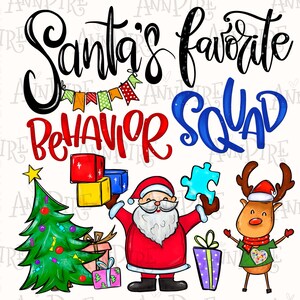 Può includere: Un design natalizio colorato con il testo "Santa's Favorite Behavior Squad". Il design include Babbo Natale che tiene un pezzo di puzzle blu, una renna con un cappello rosso e bianco, un albero di Natale e una pila di blocchi colorati.