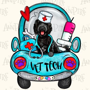 Puede incluir: Un perro negro con un gorro de enfermera rojo y blanco y un estetoscopio está sentado en un coche azul con un corazón rojo, un hueso, una jeringa y un botiquín de primeros auxilios. El coche tiene las palabras "VET TECH" en la parte delantera.