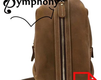 Peut inclure: Un sac à bandoulière en cuir marron avec une fermeture à glissière et une longue sangle réglable. Le sac porte un logo "Bag Symphony" sur le devant.