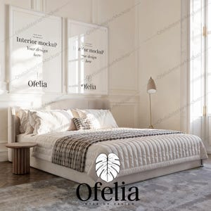 Puede incluir: Una cama blanca con un edredón blanco y una manta de cuadros. La cama está en un dormitorio con paredes blancas y una ventana grande. Hay dos marcos blancos en la pared sobre la cama, uno con el texto "Interior Mockup" y el otro con el texto "Interior Mockup". El texto "Ofelia" está impreso en la parte inferior de la imagen.