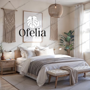 Può includere: Interno di una camera da letto con un letto con biancheria da letto bianca e una testiera in legno. Una stampa botanica incorniciata è appesa sopra il letto, con il testo "Ofelia INTERIOR DESIGN" sottostante. Arazzi in macramè e una lampada a sospensione in tessuto aggiungono all'arredamento.