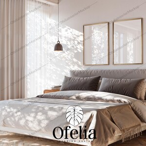 Könnte beinhalten: Ein beigefarbenes Schlafzimmer mit einem großen Bett mit einer weißen Bettdecke und braunen Kissen. Das Bett steht vor einem Fenster mit weißen Vorhängen. An der Wand über dem Bett hängen zwei gerahmte Bilder. Der Raum ist mit einer Hängelampe und einer Pflanze auf dem Bett dekoriert. Der Text "Ofelia INTERIOR DESIGN" befindet sich auf dem Bett.