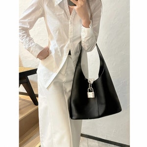 Leder Umhängetasche mit Schloss, Minimalistische Tragetasche, kleine Umhängetasche, Pendlertasche