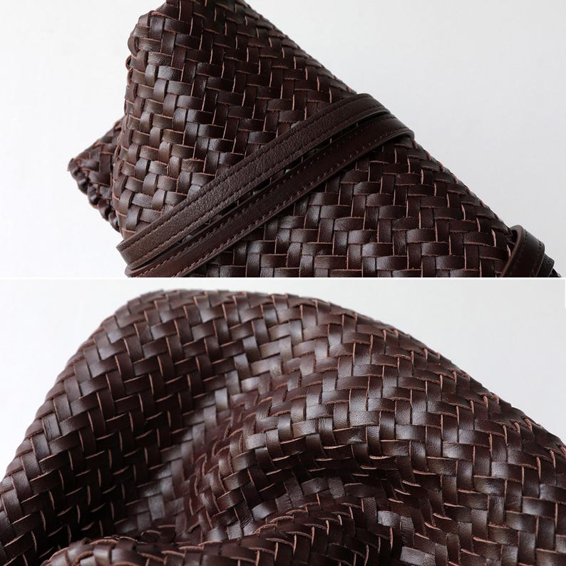 Peut inclure: Gros plan sur un sac en cuir tress&eacute; marron fonc&eacute;. Le sac est enroul&eacute; et s&eacute;curis&eacute; par une sangle en cuir assortie. Le motif de tissage est complexe et d&eacute;taill&eacute;, mettant en valeur le savoir-faire.