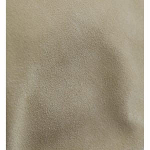 K&ouml;nnte beinhalten: Nahaufnahme eines beigefarbenen Wildledergewebes. Das Material hat eine weiche, strukturierte Oberfl&auml;che mit einem leicht unebenen Aussehen. Die Farbe ist ein ged&auml;mpfter, neutraler Ton, der f&uuml;r verschiedene Anwendungen geeignet ist.