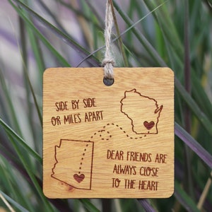 Amigos a distancia, uno al lado del otro o a kilómetros de distancia (elige tu estado): Adorno de madera personalizado y recuerdo