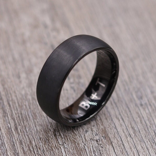 "Schwarzer, Gebürsteter Satin Wolfram 6 MM ""Comfort Fit"" Ring - Schlicht und Personalisiert."