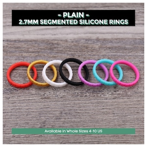Puede incluir: Un conjunto de ocho anillos de silicona segmentados de 2,7 mm en varios colores, incluidos rojo, dorado, blanco, negro, morado, turquesa y rosa. Los anillos están disponibles en tallas enteras 4-10 US.