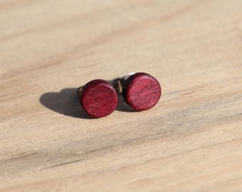 Coeur mauve : clous d'oreilles en bois