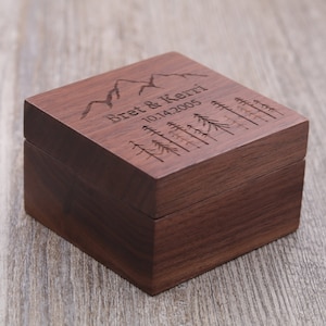Montagnes et arbres, boîte à bagues personnalisée, boîte à bagues en bois personnalisée, boîte au porteur d'alliances, fiançailles, boîte à bagues pour proposition, cadeau d'anniversaire, 5 ans
