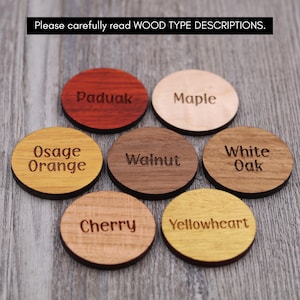 Puede incluir: Primer plano de ocho muestras de madera redondas con diferentes tipos de madera etiquetadas: Paduak, Arce, Osage Orange, Nogal, Roble blanco, Cerezo, Madera amarilla.