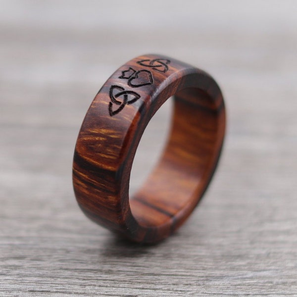 Desert Ironwood-ring met Claddagh- en Trinity-knopen: aangepaste gegraveerde houten ring, band