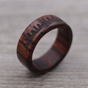 Anillo grabado con bosque - Abetos - Anillo personalizado - Paisaje al aire libre - Anillo de bodas - Anillo de madera - Joyería para hombre - 5.º aniversario
