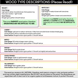 Puede incluir: Un gr&aacute;fico con descripciones de diferentes tipos de madera utilizados para el grabado. El gr&aacute;fico enumera el tipo de madera, el rango de color y la textura del grano. El gr&aacute;fico tambi&eacute;n incluye una nota que indica que la madera es totalmente natural y puede contener ligeras imperfecciones.