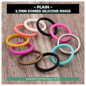 Puede incluir: Surtido de 10 anillos de silicona de colores en varios colores, incluyendo rosa, azul, negro, blanco, dorado y plateado. Los anillos tienen un grosor de 2,7 mm y están disponibles en tallas enteras 4-10 US. - PLAIN - 2.7MM DOMED SILICONE RINGS