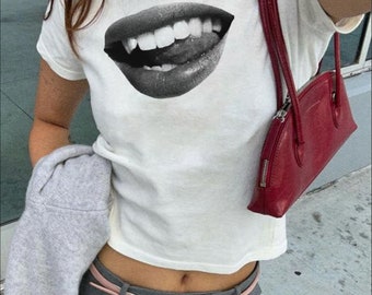 リップス グラフィック ベビーTシャツ | 90年代ヴィンテージ Y2K スタイル ブラック＆ホワイト トップ