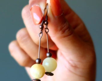 Oorbellen van gele calciet, druppelvormige hanger met gouden kralen en kristallen.