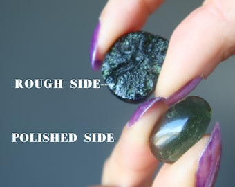 Cristallo di Moldavite burattato con pietra Chakra della stella dell'anima dell'amore