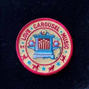 Op de afbeelding: Een set van drie keramische mokken met een gespikkelde, matte afwerking. De mokken zijn in de kleuren crème, lichtgrijs en donkergrijs. Elke mok heeft een eenvoudig, minimalistisch ontwerp en een afgeronde handgreep.