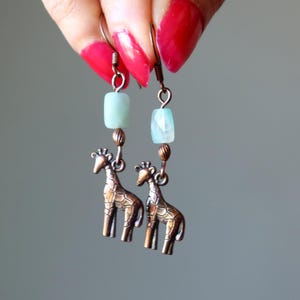 Orecchini in amazzonite a forma di giraffa, in rame, con pietre sfaccettate, gioielli boho stravaganti con cristalli.