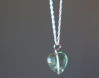 Colar de fluorita com pedra preciosa com brilho de coração verde e amor