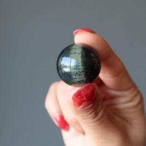 Falkenauge Kugel spirituelle blau schwarze blickende Kristallkugel