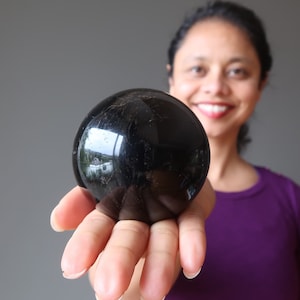 Esfera de turmalina negra con piedra protectora