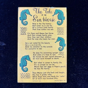 Puede incluir: Postal vintage con el título "The Tale of the Sea Horse" y un poema sobre caballitos de mar. La tarjeta tiene un fondo amarillo con ilustraciones de caballitos de mar y texto en color teal. Copyright 1955.