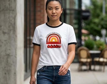 Camiseta con ribete en homenaje al Sr. Rogers: El tranvía se detiene para todos / Camiseta retro arcoíris / Camiseta de la bondad