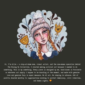 Pu&ograve; includere: Illustrazione di una donna con trecce bionde che indossa un cappello di lana rosa chiaro e bianco e un vestito blu. L'opera d'arte &egrave; circondata da un bordo smerlato con accenti floreali e di foglie e due illustrazioni di fiori gialli.