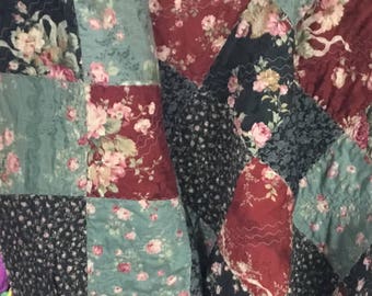 Red and Black Quilt, Black and Red Quilt, Quilt Red and Black, Black Floral Quilt, Floral Patchwork, Floral Quilt, Lap Quilt, Throw Quilt