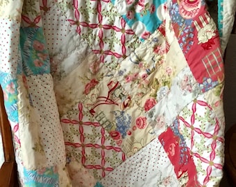 Retro Patchwork Quilt: Vintage Style Throw, Soft Pastel Colors (43.5 x 51 inches)