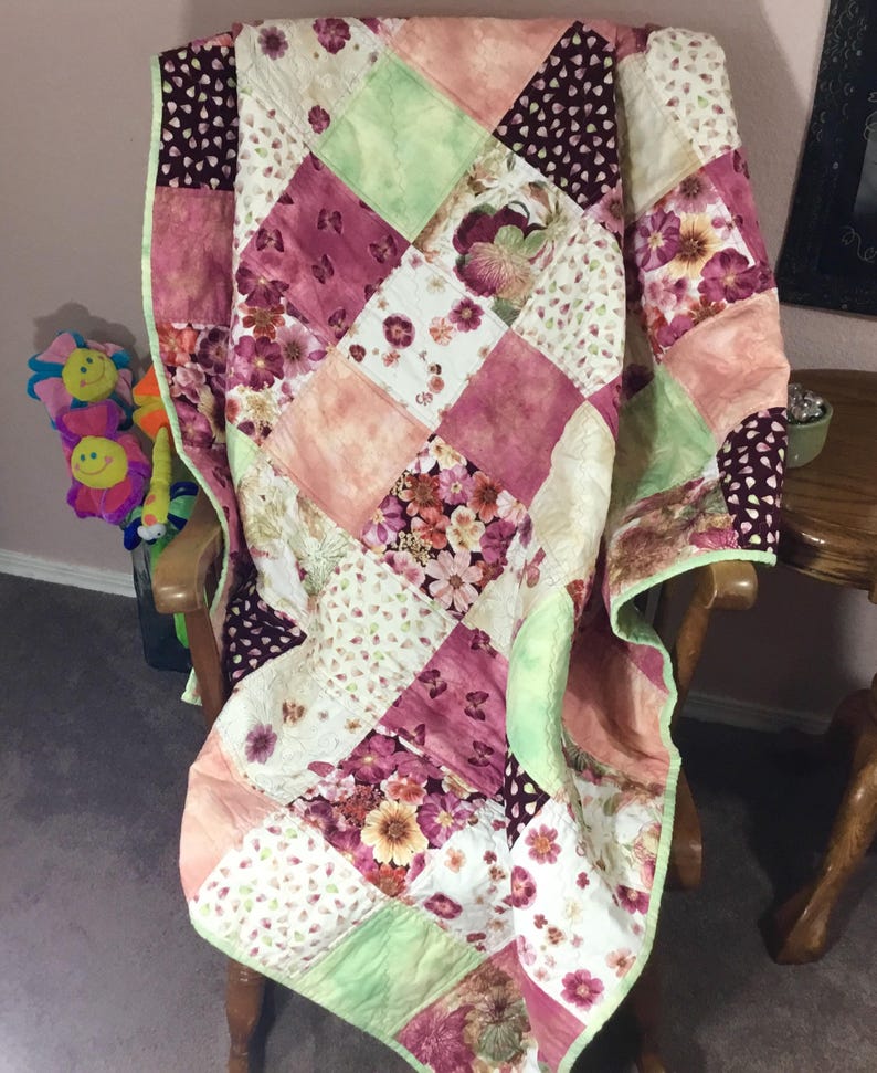 Patchwork Quilt Cottage Floral Quilt Bedroom Decor Floral Cottage Quilt Quilt Cottage Quilt Throw Quilt Women/'s Quilt Lap Quilt