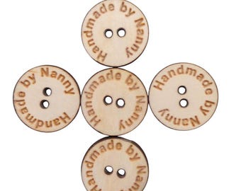 5 botones de madera hechos a mano por... Botones personalizados de 1,8 cm. Vendidos por Buttons and Bows Kettering.