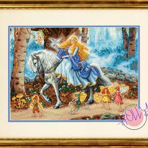 Può includere: Un cavallo bianco con una donna in un vestito blu che lo cavalca attraverso una foresta. La donna tiene un uccello bianco. Ci sono piccole fate sullo sfondo.