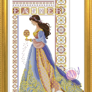 Può includere: Uno schema a punto croce raffigurante una persona con lunghi capelli castani che indossa un abito blu e giallo, mentre tiene un uovo decorato. La parola EASTER è stampata in alto. Un coniglio bianco siede sull'orlo, tra bordi geometrici.