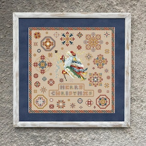 Puede incluir: Un patrón de punto de cruz con una figura de Papá Noel con un traje rojo y blanco, volando por el aire con un saco de regalos. El patrón está rodeado de una variedad de copos de nieve y otros diseños navideños. El texto "Feliz Navidad" está incluido en el patrón.