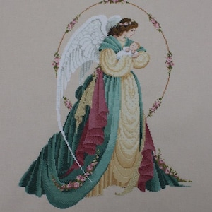 Può includere: Uno schema di ricamo a punto croce di un angelo con le ali che tiene un bambino. L'angelo indossa un vestito verde, oro e bordeaux con un'aureola floreale. Lo sfondo è beige chiaro.