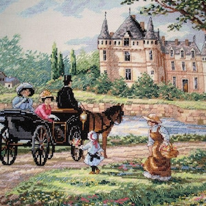 Puede incluir: Bordado de punto de cruz que representa un carruaje tirado por caballos en un camino cerca de un castillo. La escena incluye figuras con ropa de época, un niño ofreciendo flores y una mujer con una cesta. La paleta de colores presenta verdes, azules y marrones.