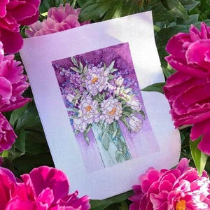 Può includere: Una tela per punto croce raffigurante un bouquet floreale in un vaso, con fiori bianchi e gialli e foglie verdi. Lo sfondo è un gradiente di tonalità viola. La tela è circondata da vibranti fiori di peonia rosa e foglie verdi.