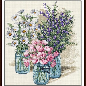 Op de afbeelding: Kruissteekkunst met drie potten gevuld met bloemen. De potten bevatten witte madeliefjes, roze lathyrus en paarse wilde bloemen. Het kunstwerk is ingelijst in een donkerbruine houten lijst.