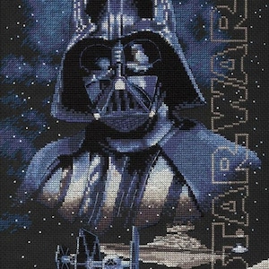 Könnte beinhalten: Ein Kreuzstichmuster mit Darth Vader aus Star Wars. Das Bild zeigt Darth Vaders Kopf und Schultern in einem dunkelblauen und schwarzen Farbschema. Das Star Wars-Logo ist in der oberen rechten Ecke des Bildes zu sehen.